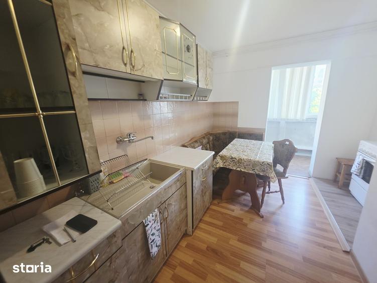 Apartament cu 3 camere decomandat în Tractorul