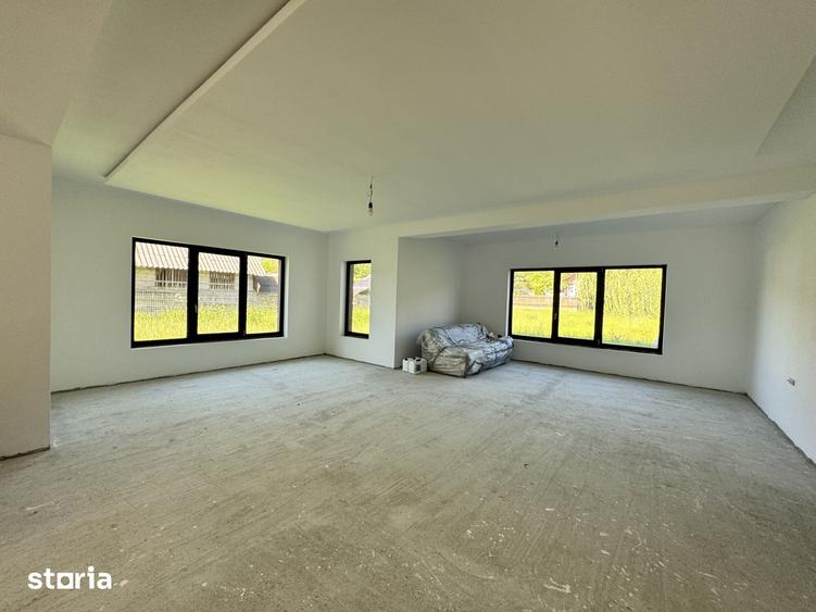 Casă cu 6 camere cu Teren 2147 Mp în Cetățeni