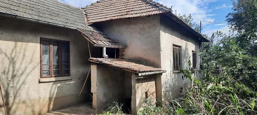 Casă cu 3 camere cu Teren 2500 Mp în Moțăței