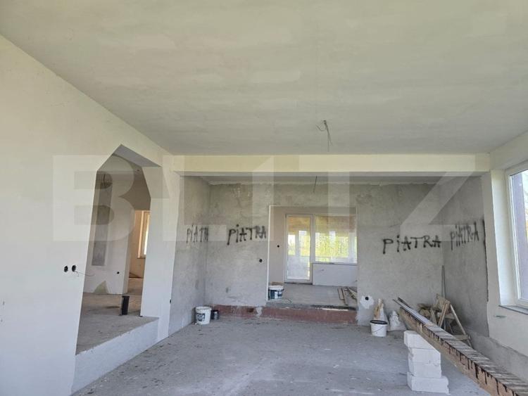 Casă individuală cu 8 camere cu Canalizare în Sud-Vest