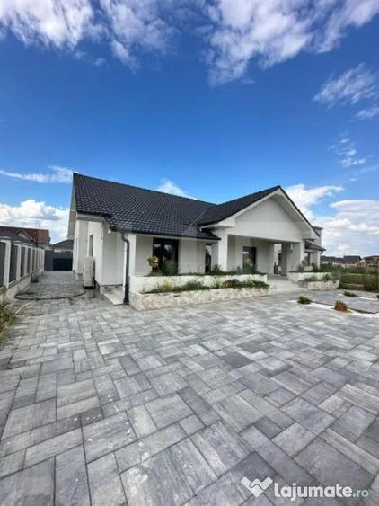 Casă cu 7 camere cu Teren 488 Mp în Seleuș