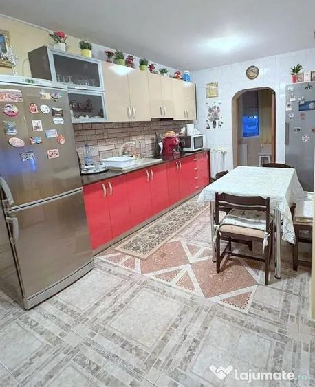 Apartament cu 3 camere decomandat în