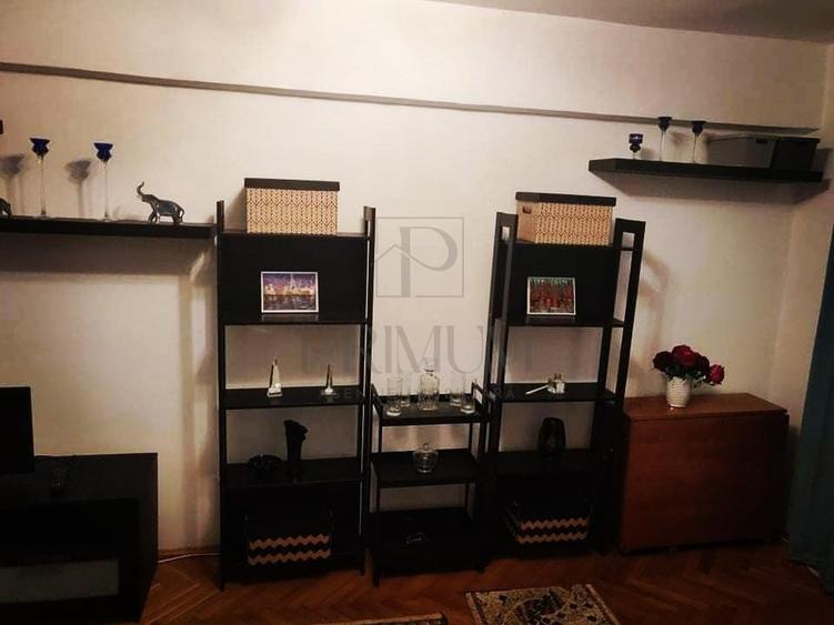 Apartament cu 3 camere semidecomandat, mobilat în Semicentral