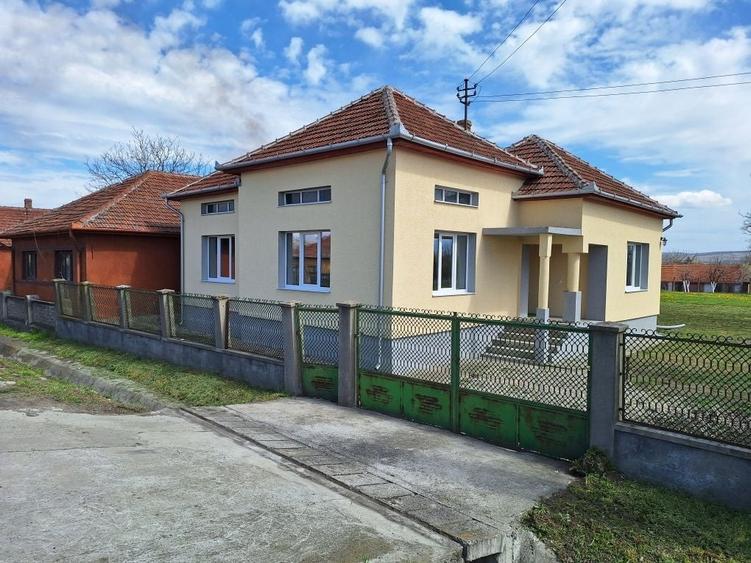 Casă cu 3 camere decomandat în Strei