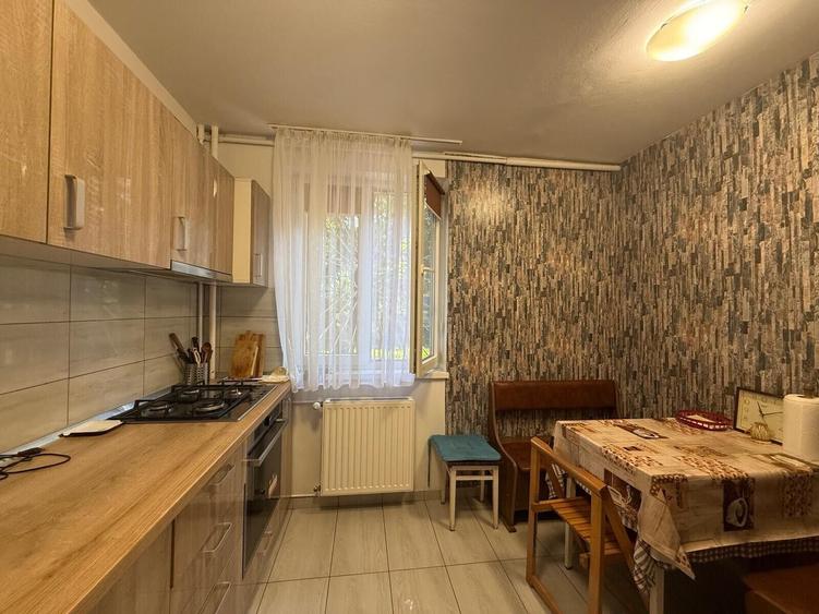 Apartament cu 3 camere decomandat, mobilat în Brâncoveanu