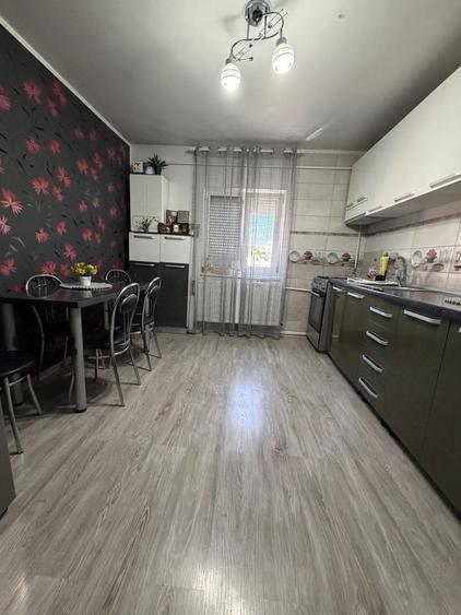 Apartament cu 3 camere decomandat, mobilat în Buzaului
