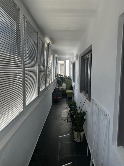 Apartament cu 3 camere decomandat, mobilat în P-ța Victoriei