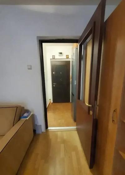 Garsonieră semidecomandată în Apărătorii Patriei
