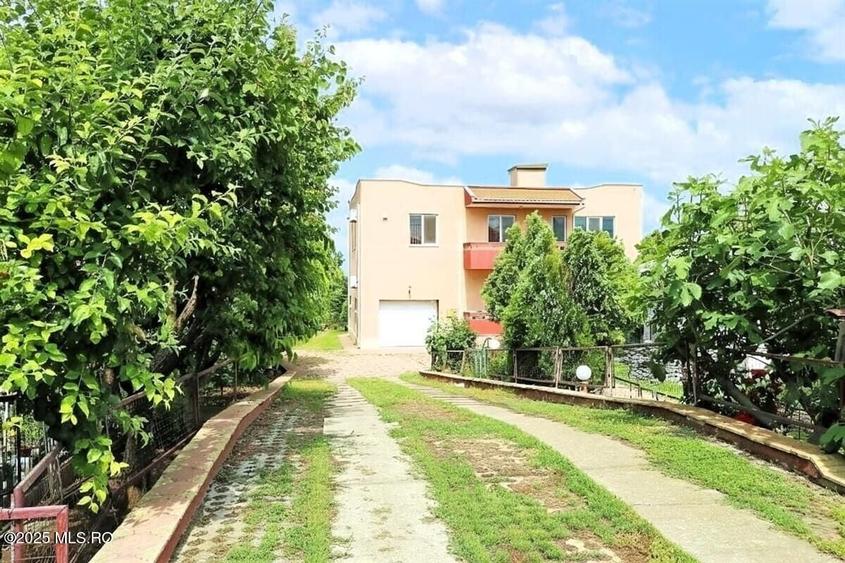 Casă individuală cu 4 camere cu Canalizare în Central