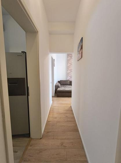 Apartament cu 3 camere semidecomandat, mobilat în 1 Mai