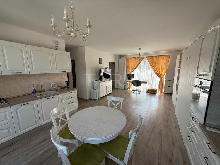 Apartament cu 3 camere semidecomandat, mobilat în Central