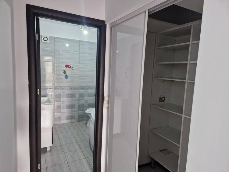 Apartament cu 3 camere decomandat în Titan