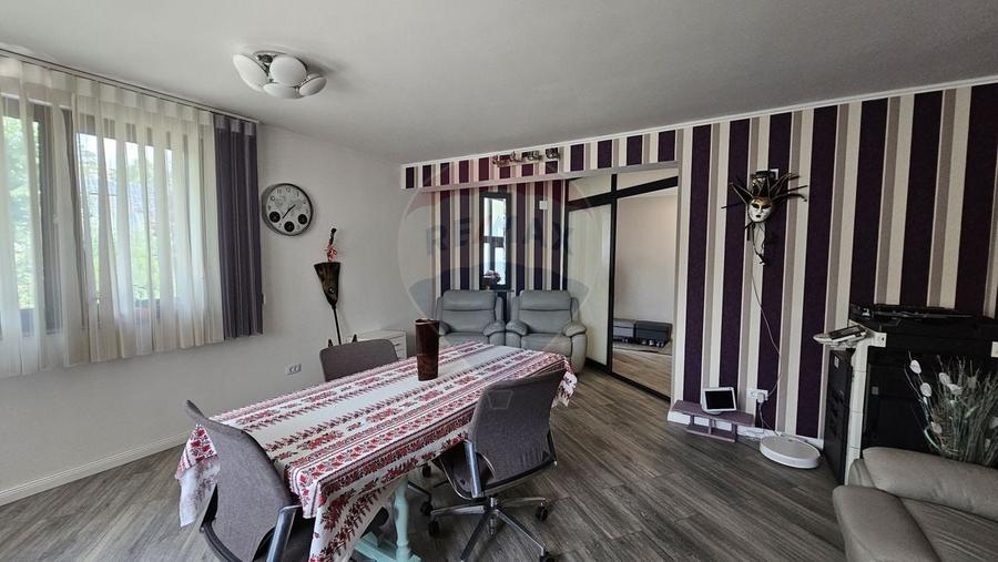 Casă individuală cu 7 camere cu Teren 1000 Mp în Central