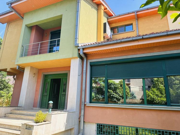 Duplex cu 12 camere cu Piscina în Roșu