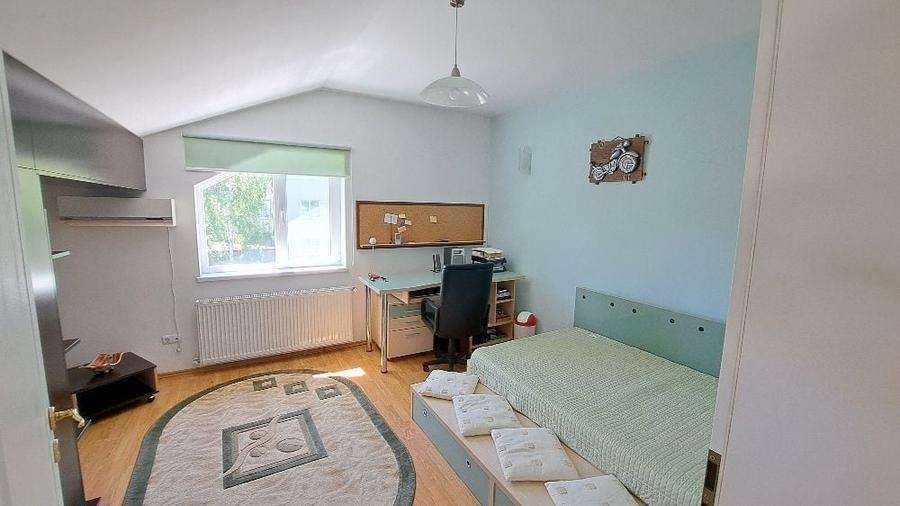 Casă individuală cu 5 camere cu Canalizare în 1 Decembrie