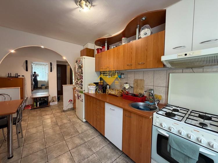 Apartament cu 3 camere semidecomandat, mobilat în Zorilor