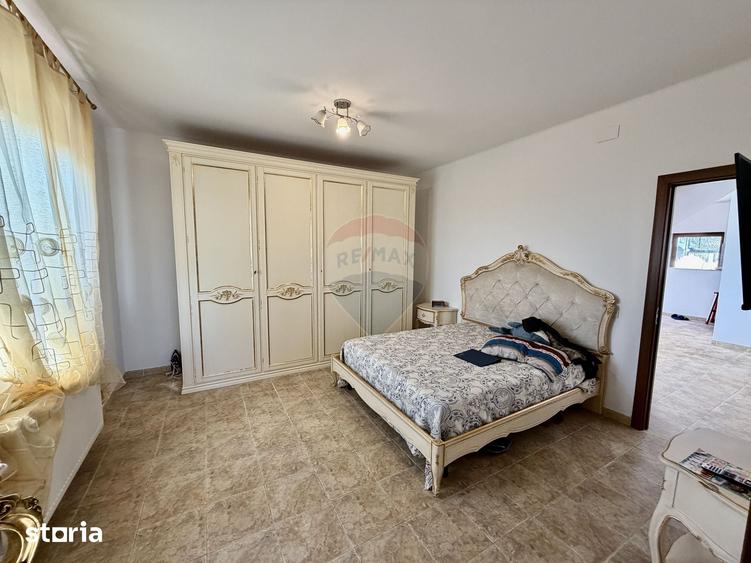 Casă cu 5 camere cu Teren 3400 Mp în Garoafa