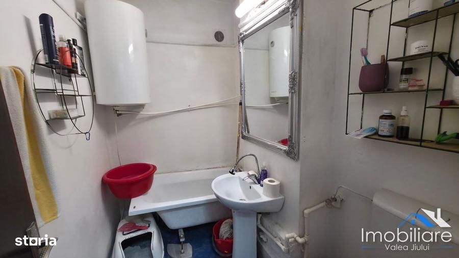 Spațiu comercial, de 51 mp, în Petros