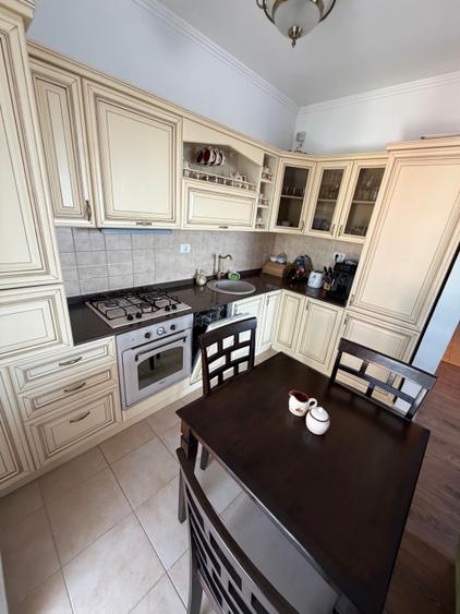Apartament cu 3 camere semidecomandat în Torontalului