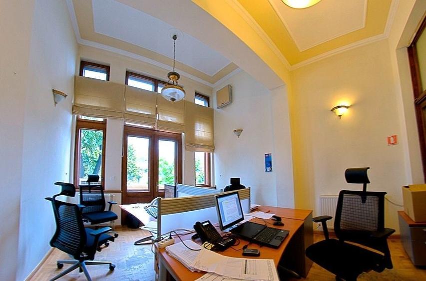 Casă individuală cu 16 camere cu Canalizare în P-ța Romană