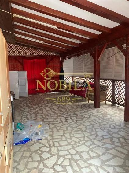 Casă cu 10 camere cu Teren 1332 Mp în Mănăstirea Cașin