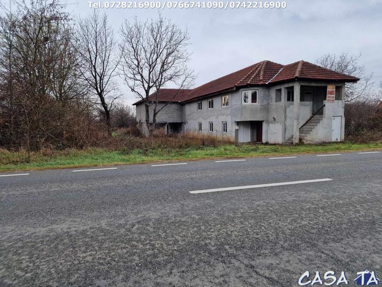 Casă individuală cu 6 camere cu Teren 10756 Mp în Exterior Sud