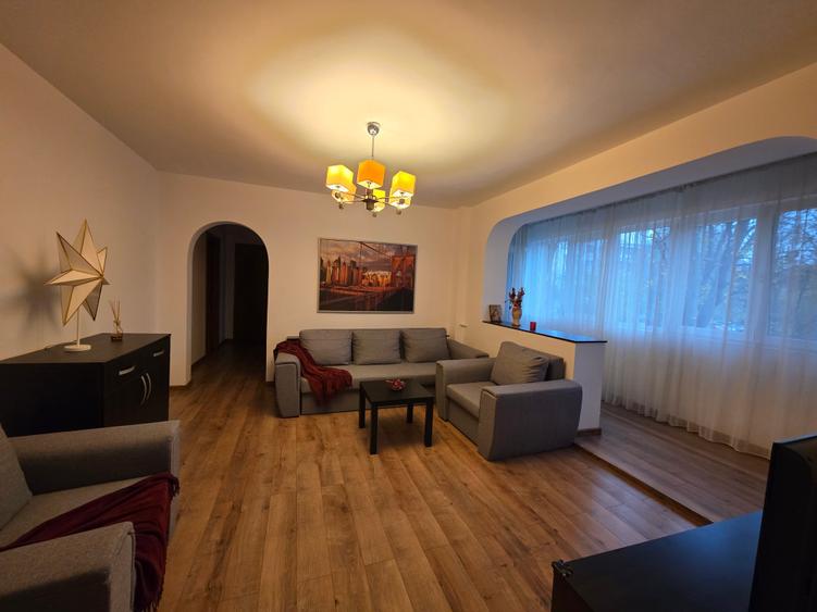 Apartament cu 3 camere semidecomandat, mobilat în Titan