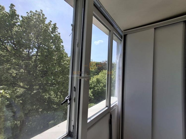 Apartament cu 3 camere semidecomandat în Berceni