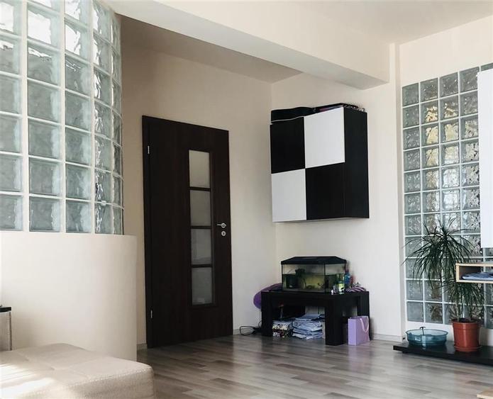 Apartament cu 3 camere decomandat în Tractorul