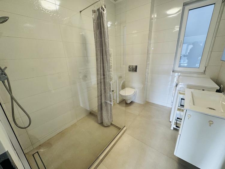 Apartament cu 3 camere semidecomandat, mobilat în Central