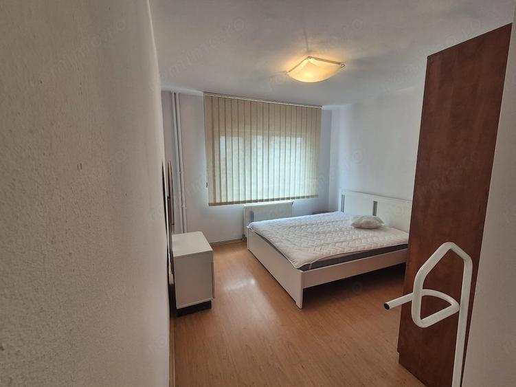 Apartament cu 3 camere semidecomandat în Centrul Civic