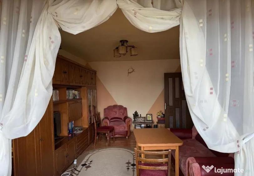 Apartament cu 4 camere decomandat, mobilat în 9 Mai