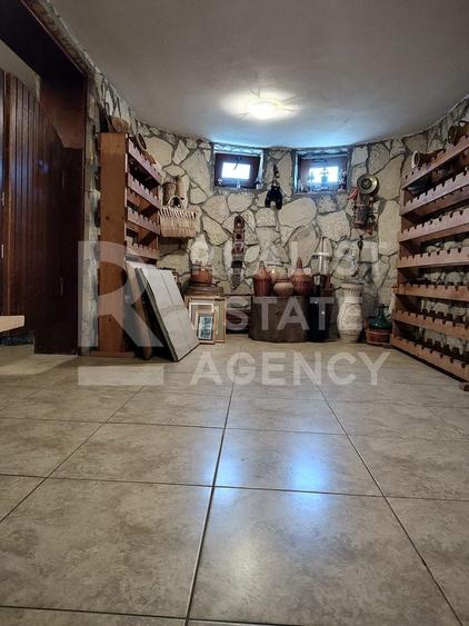 Casă individuală cu 9 camere cu Canalizare în Breazu