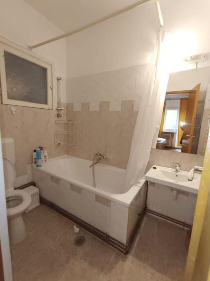 Apartament cu 4 camere semidecomandat, mobilat în Armeneasca