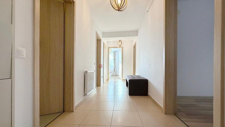 Apartament cu 3 camere decomandat, mobilat în Tractorul