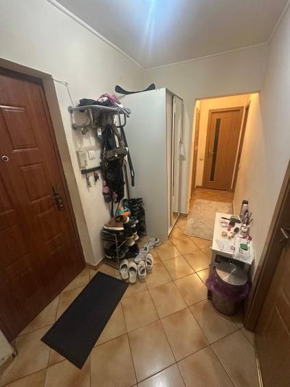 Apartament cu 3 camere semidecomandat, mobilat în Colentina