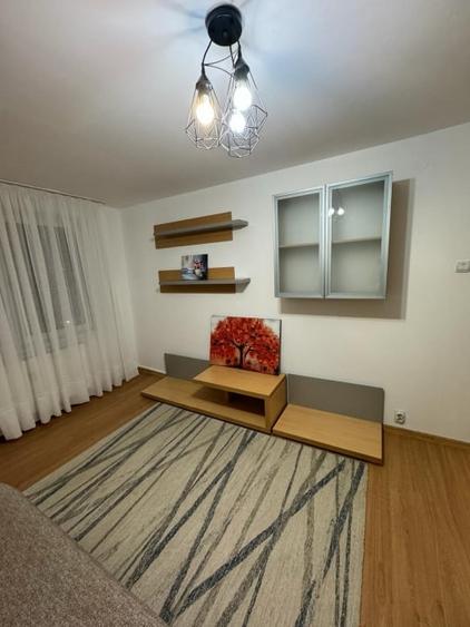 Apartament cu 3 camere semidecomandat, mobilat în Crângași