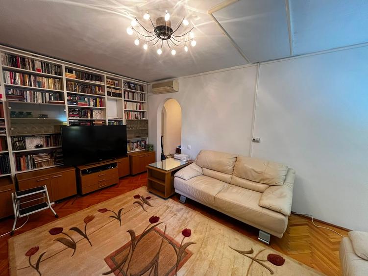Apartament cu 3 camere decomandat în Drumul Taberei