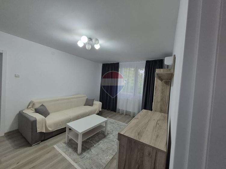 Apartament cu 3 camere semidecomandat, mobilat în Sălaj