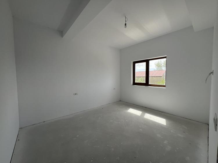 Duplex cu 5 camere cu Canalizare în Chișoda