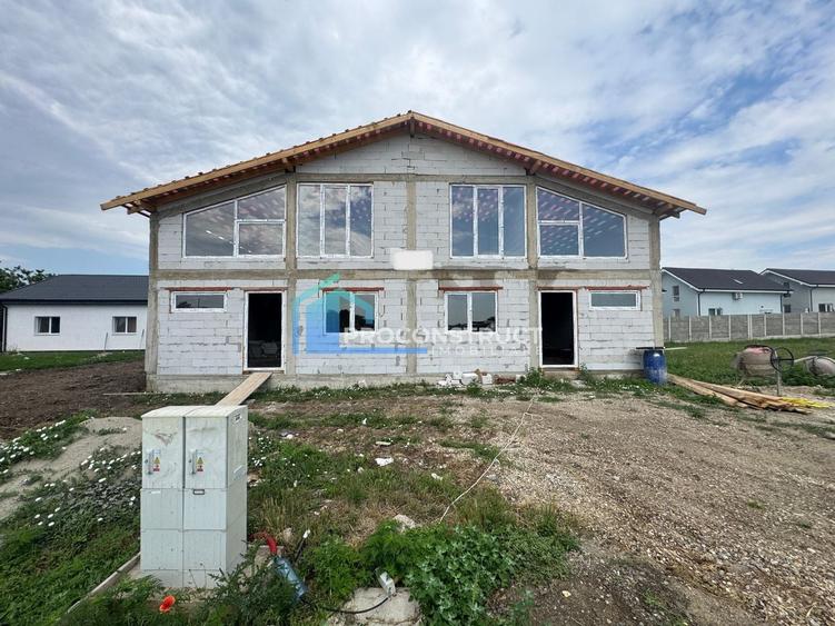 Duplex cu 4 camere cu Canalizare în Sânandrei