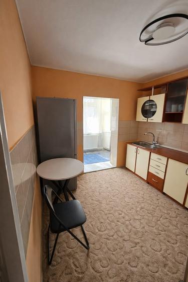 Apartament cu 3 camere, mobilat în Poarta 6