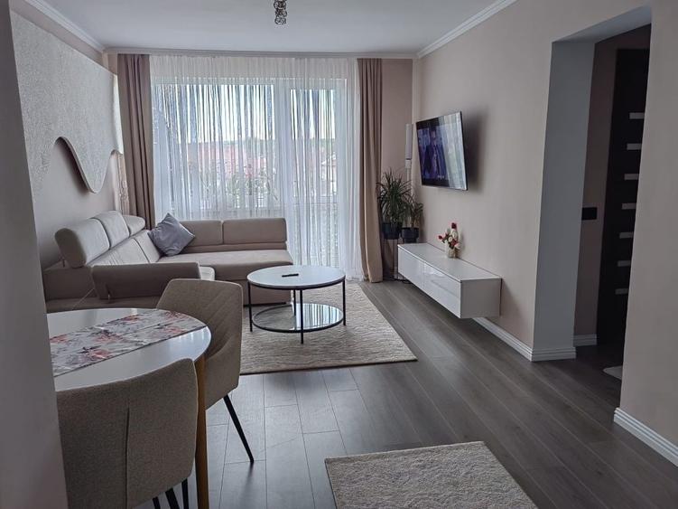 Apartament cu 3 camere semidecomandat în Central