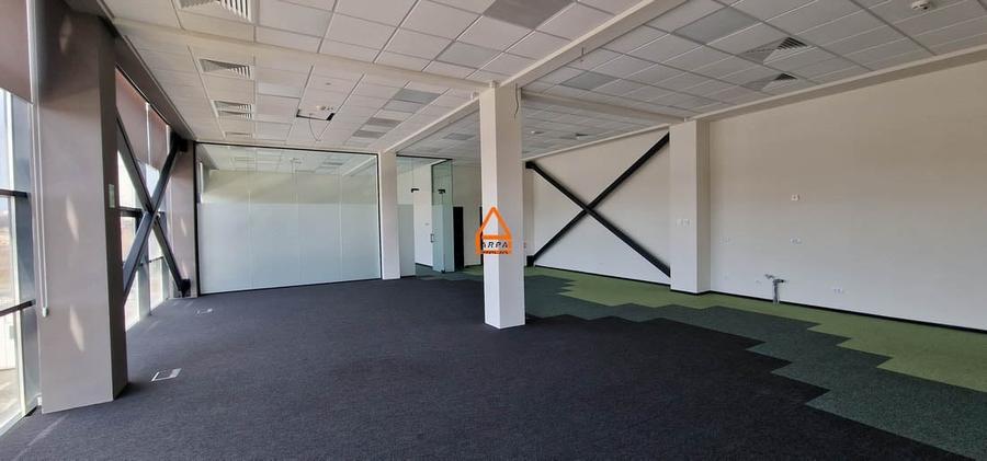 Birou, de 1,300 mp, în Podu Roș
