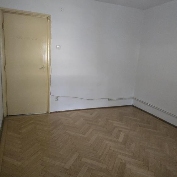 Apartament cu 3 camere semidecomandat în Crângași