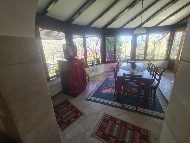 Casă individuală cu 9 camere cu Canalizare în Capul Câmpului