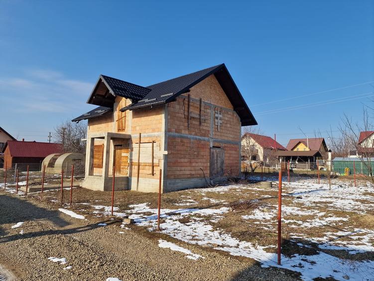 Casă individuală cu 5 camere cu Teren 400 Mp în Ipotești
