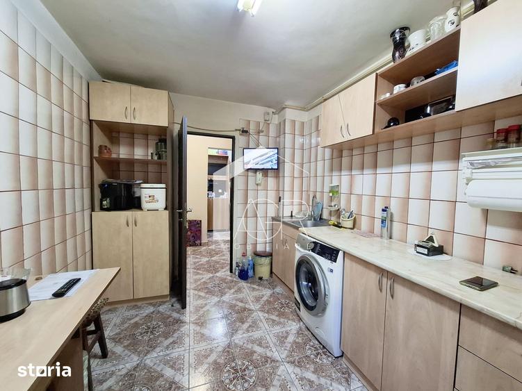 Apartament cu 3 camere, decomandat, zona Vest - 1