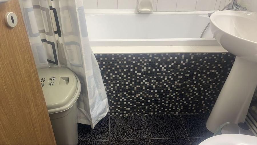 Apartament cu 3 camere decomandat în Podu Roș