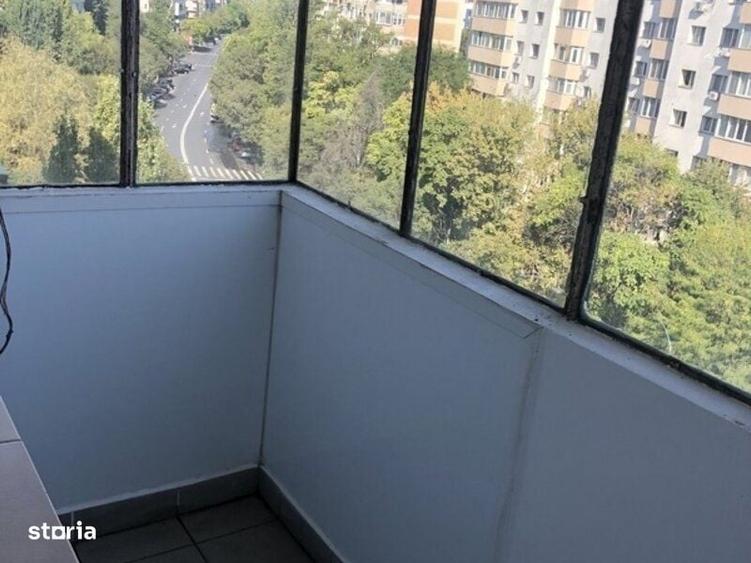 Apartament cu 3 camere semidecomandat în Tineretului